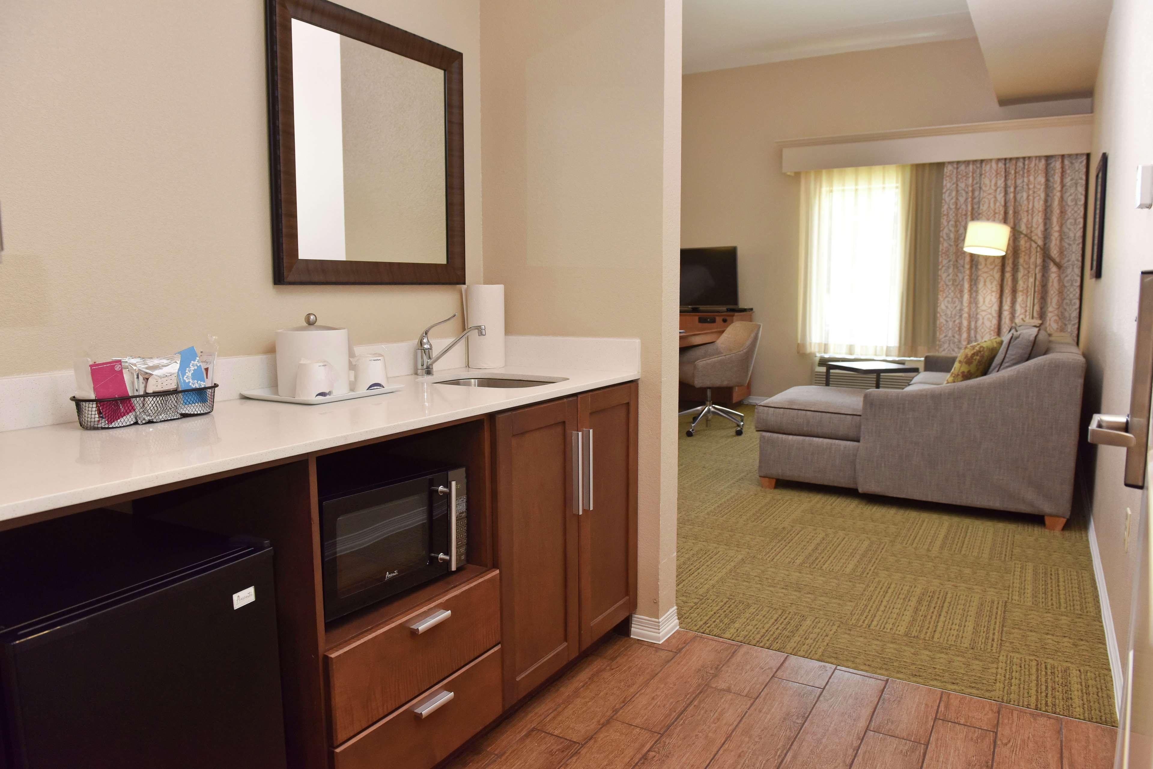 Hampton Inn & Suites Alexandria Exterior photo