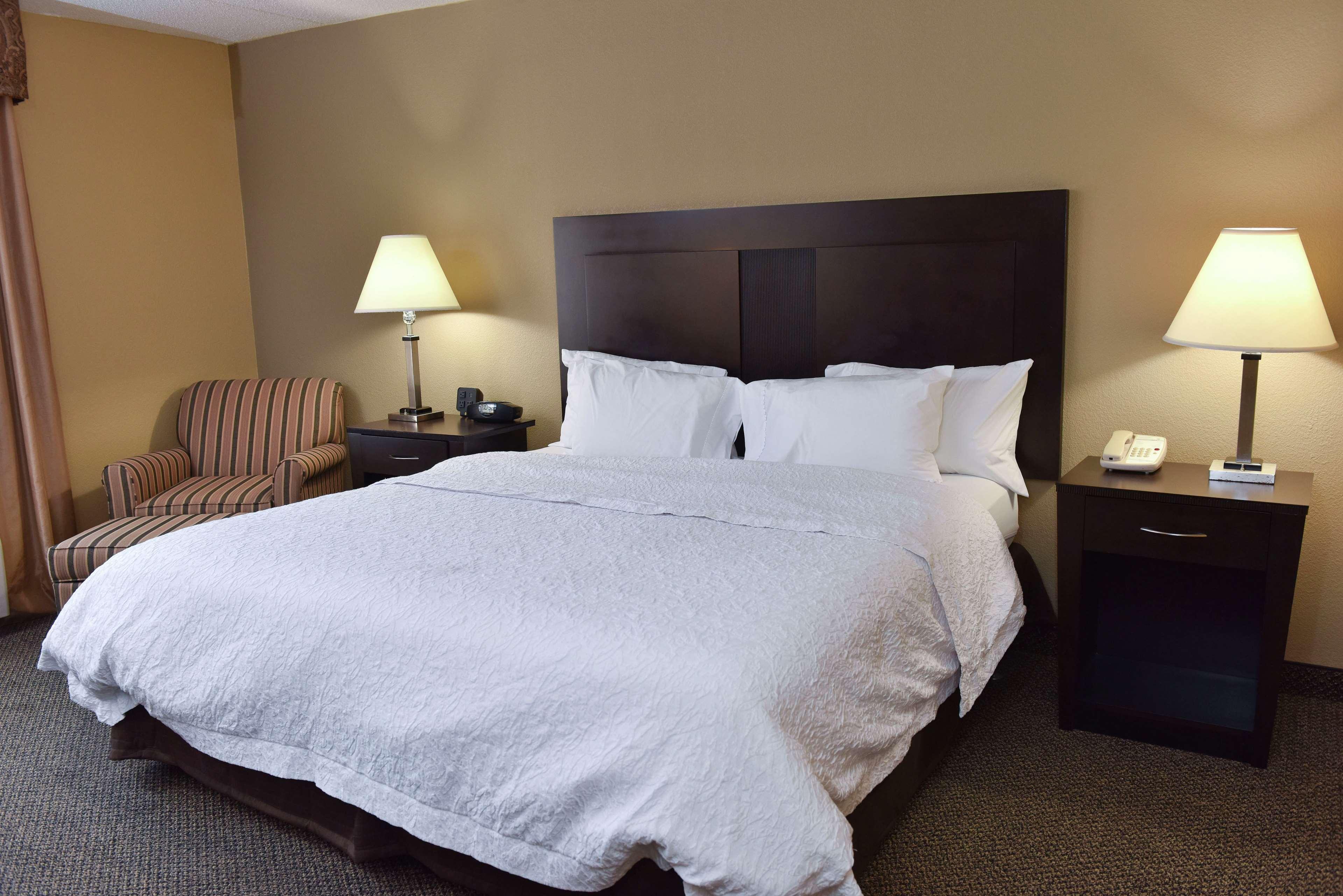 Hampton Inn & Suites Alexandria Exterior photo