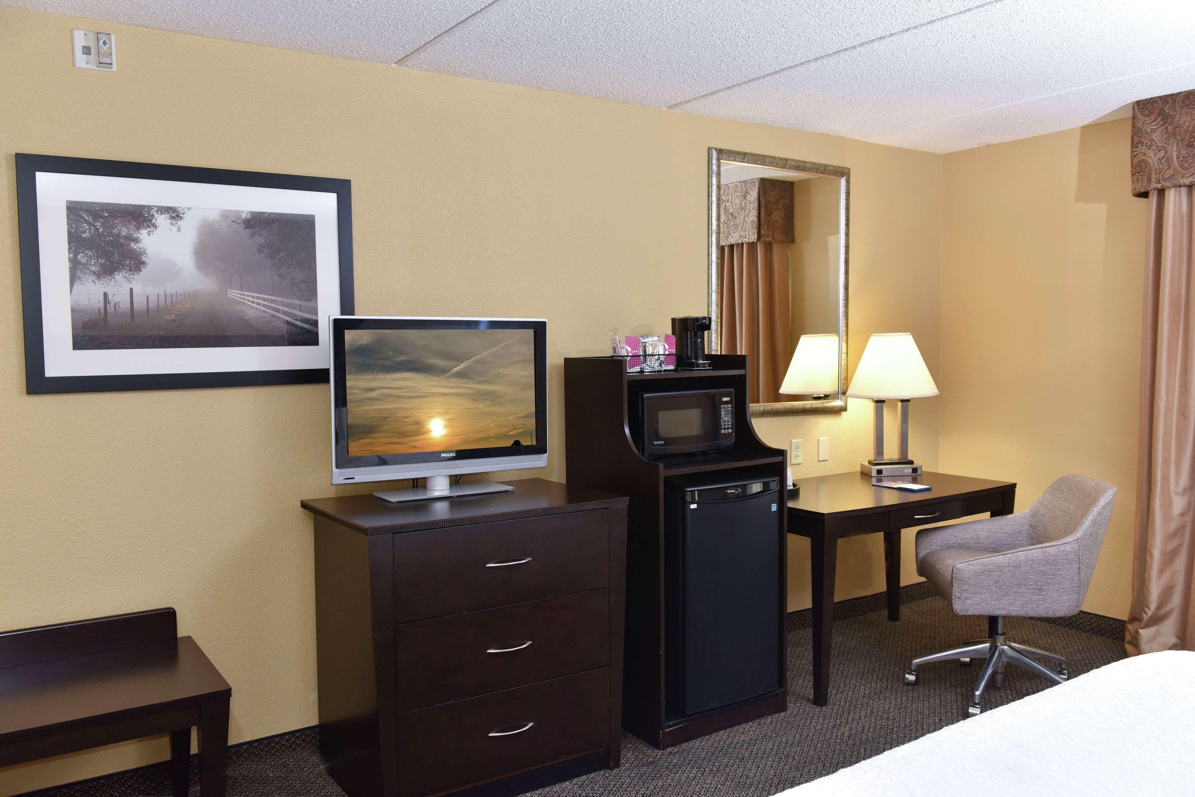 Hampton Inn & Suites Alexandria Exterior photo