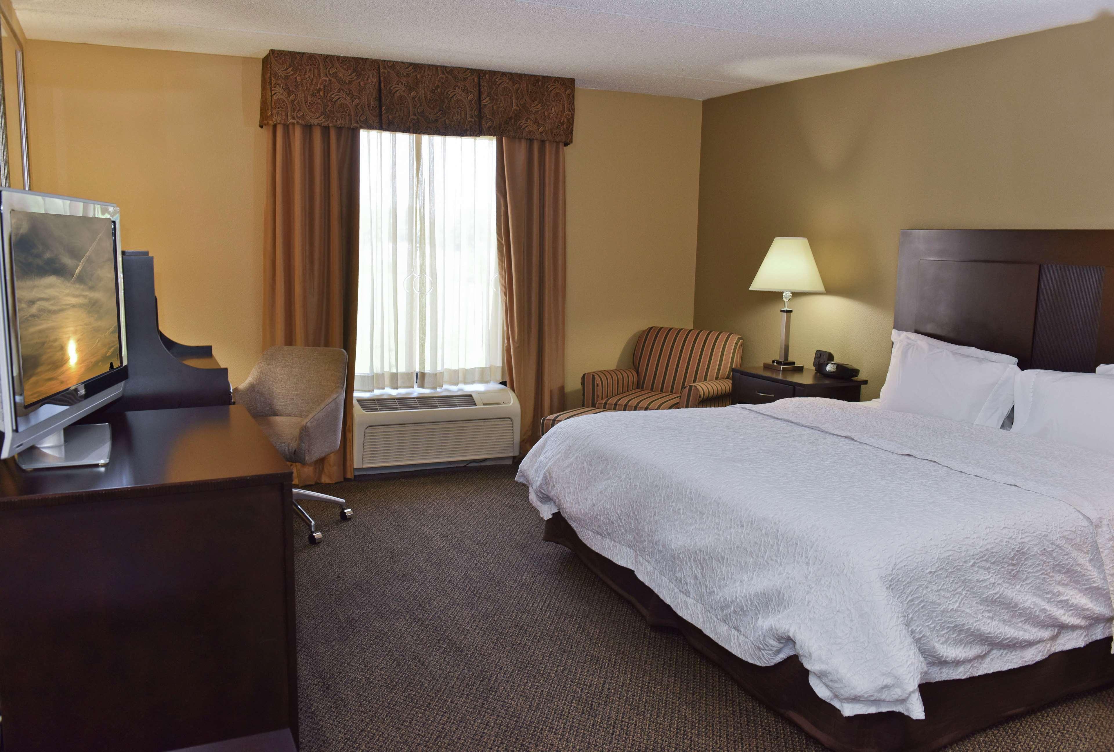 Hampton Inn & Suites Alexandria Exterior photo