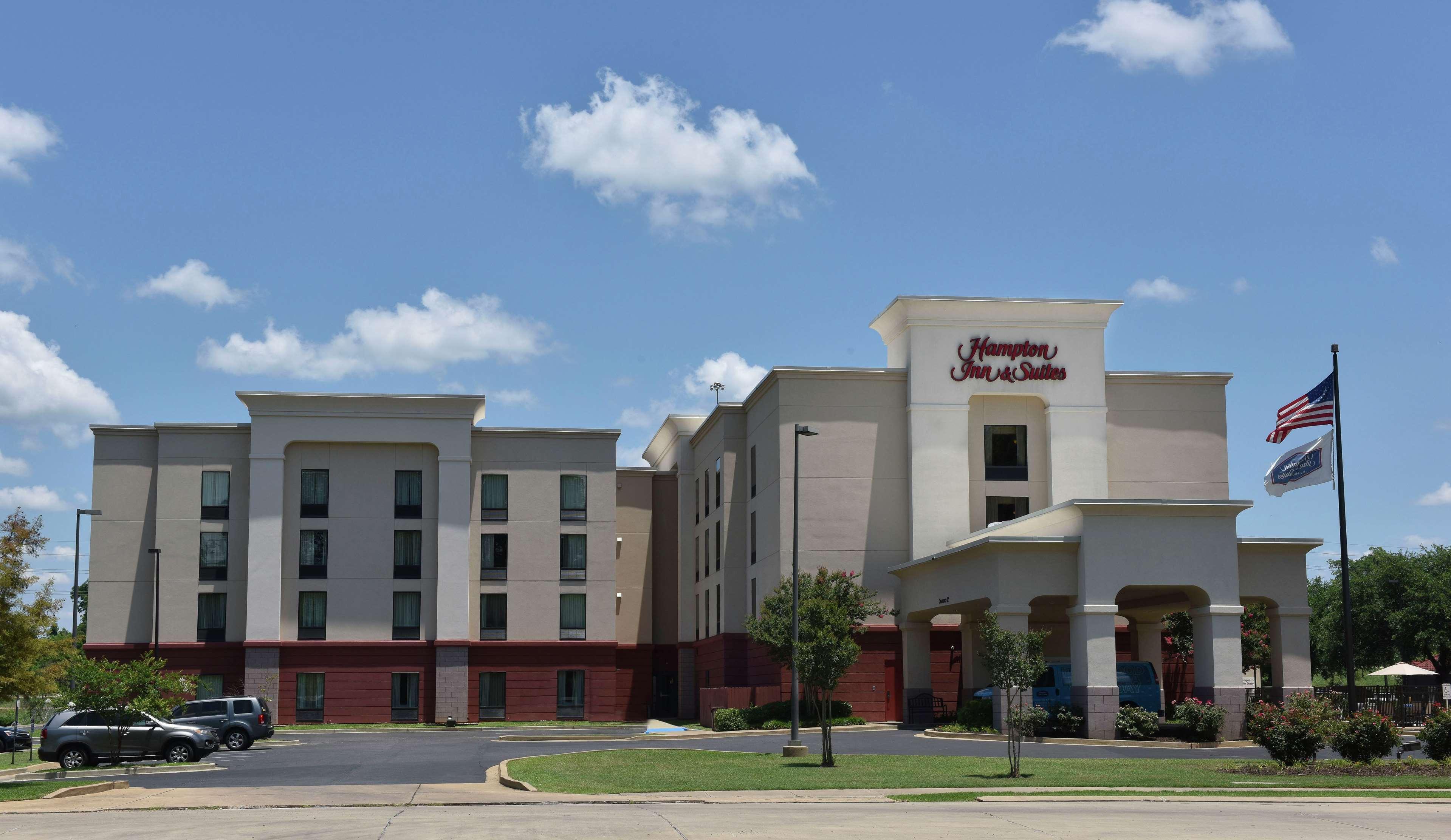Hampton Inn & Suites Alexandria Exterior photo