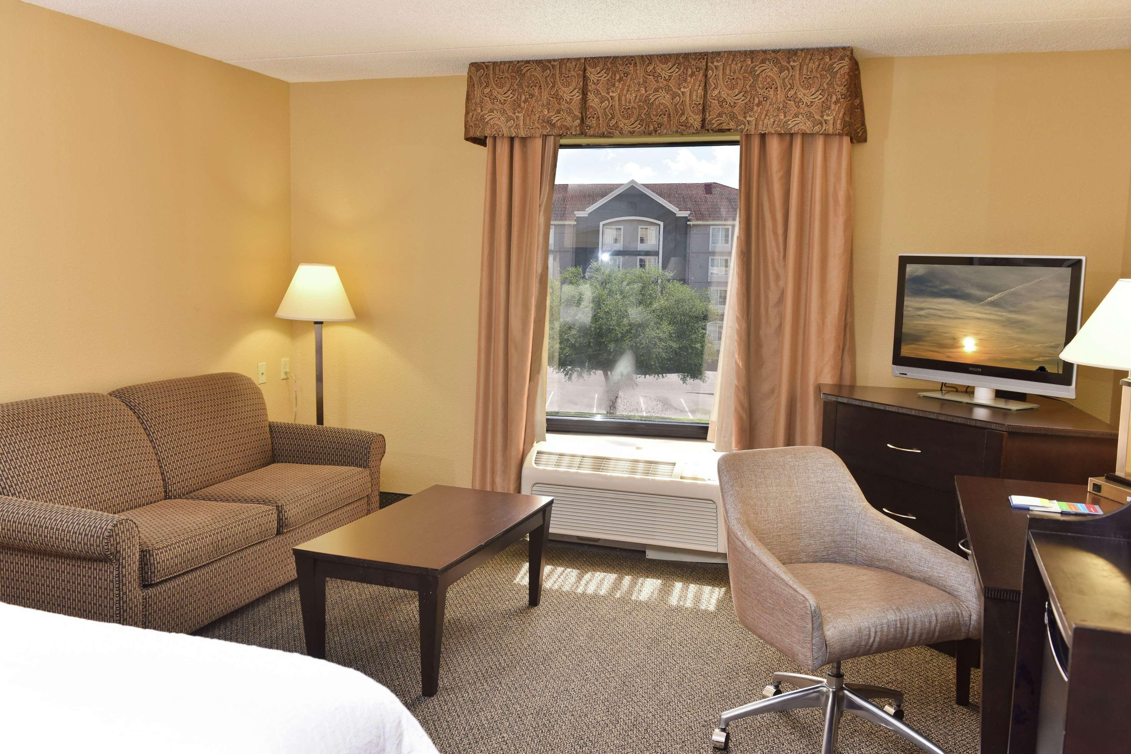 Hampton Inn & Suites Alexandria Exterior photo