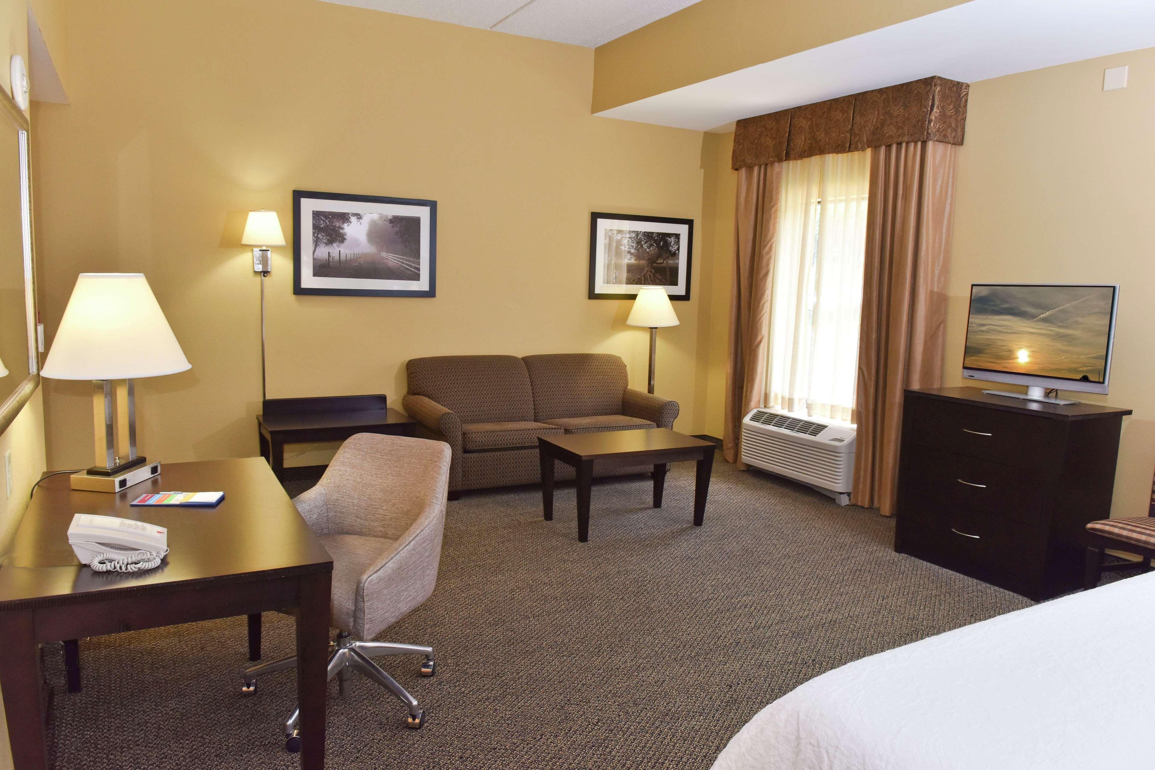 Hampton Inn & Suites Alexandria Exterior photo