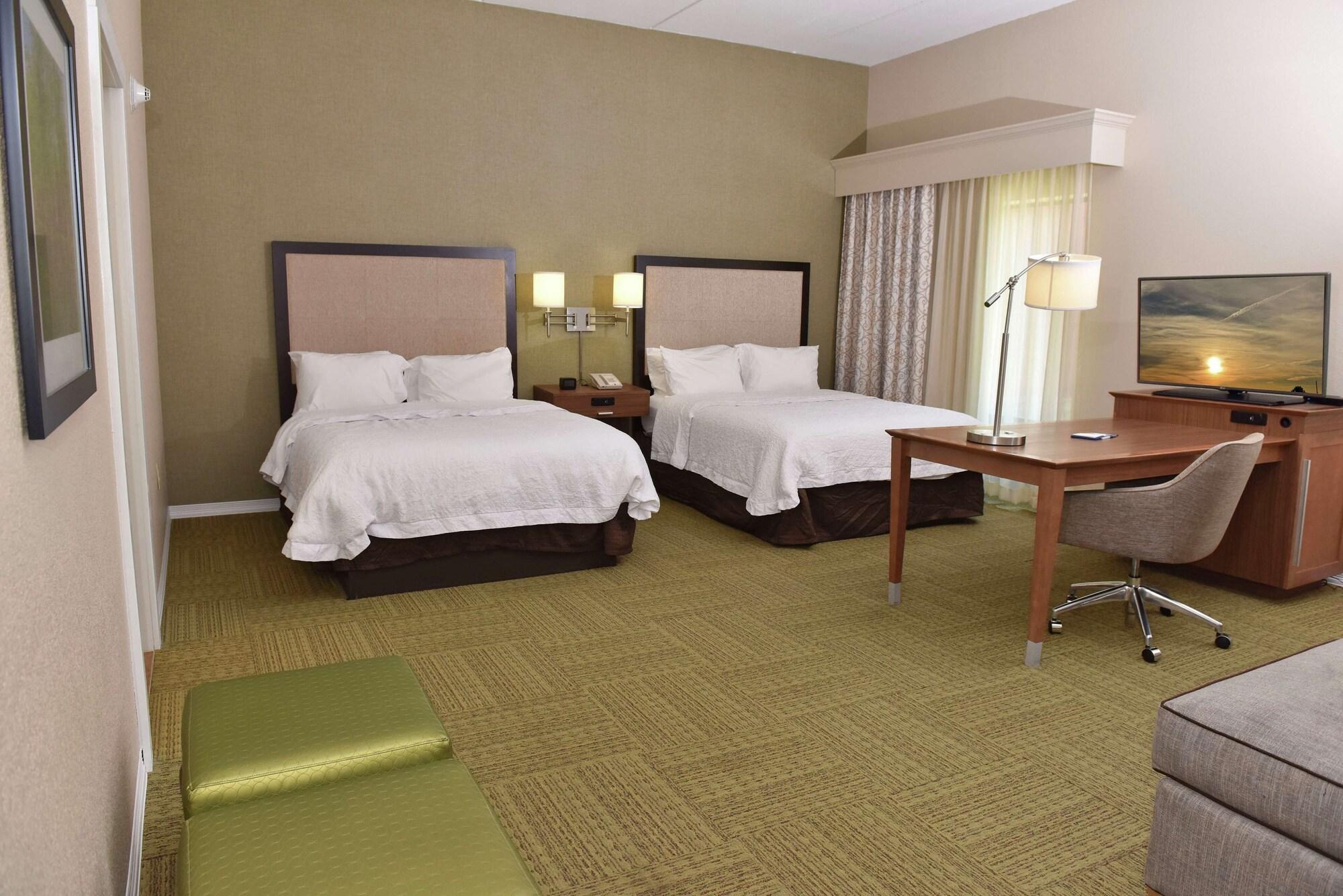 Hampton Inn & Suites Alexandria Exterior photo