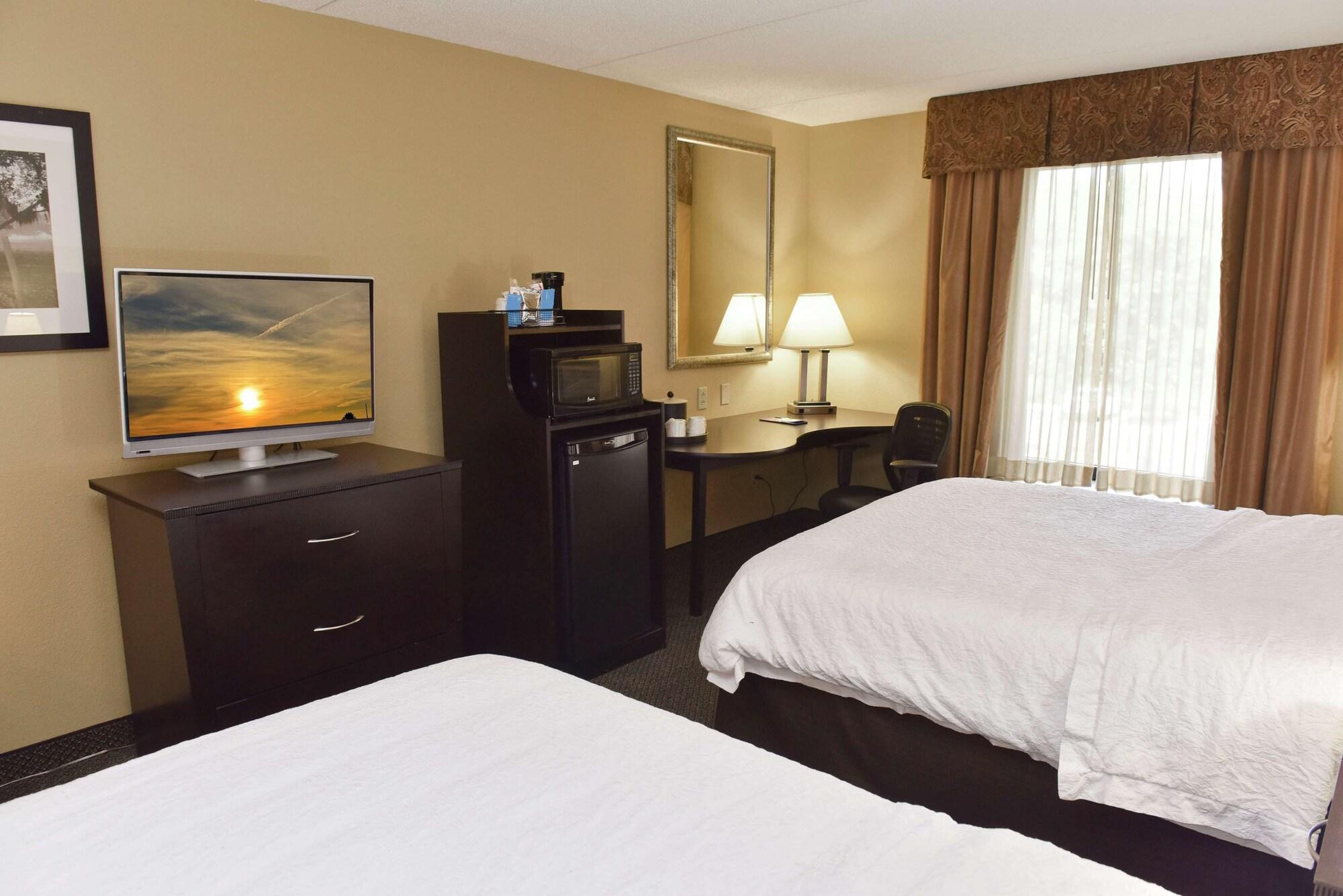 Hampton Inn & Suites Alexandria Exterior photo