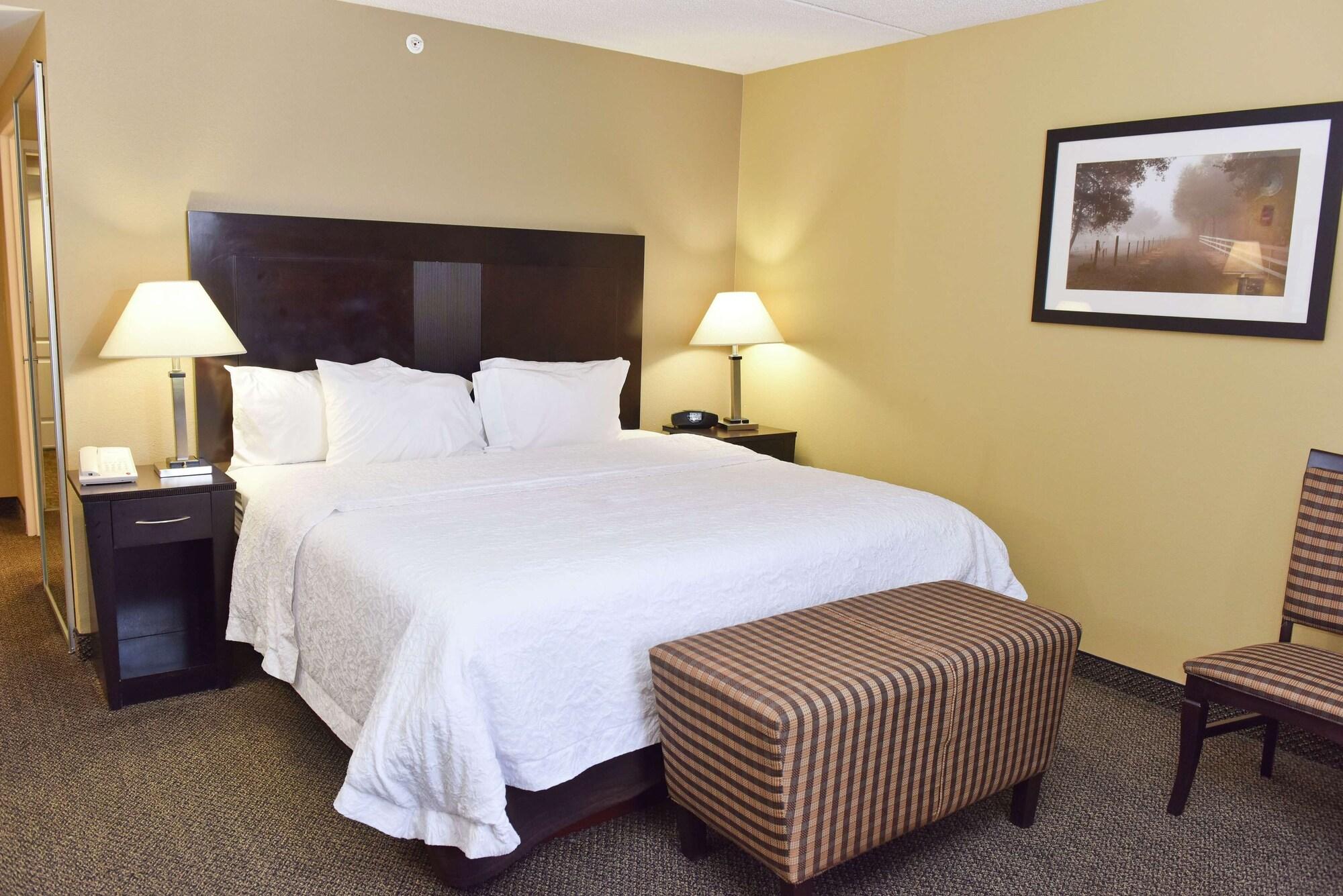 Hampton Inn & Suites Alexandria Exterior photo