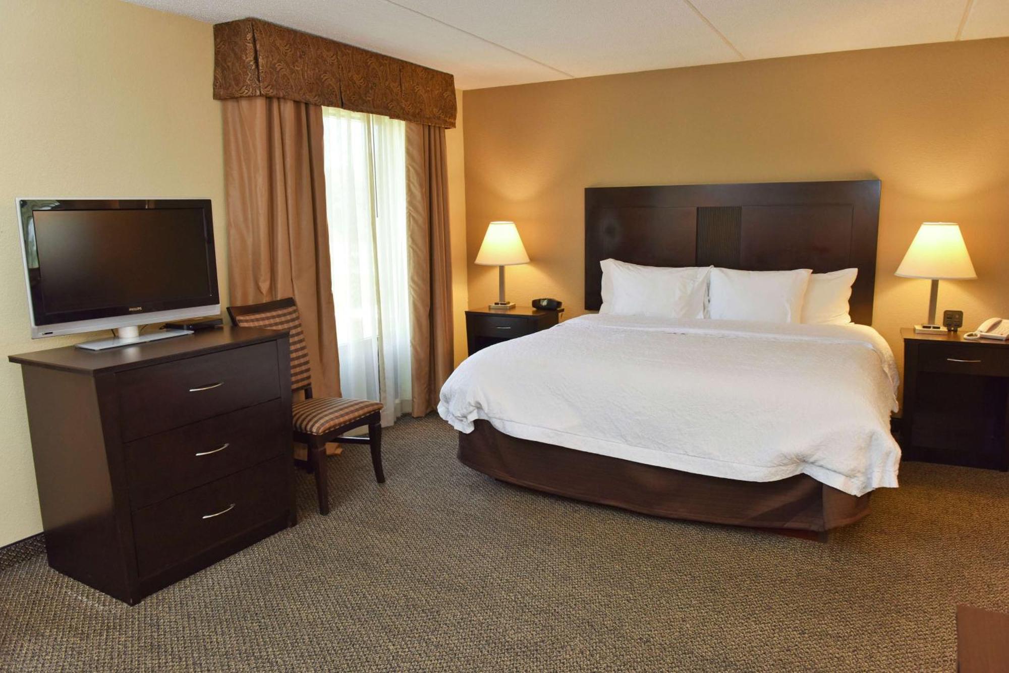 Hampton Inn & Suites Alexandria Exterior photo