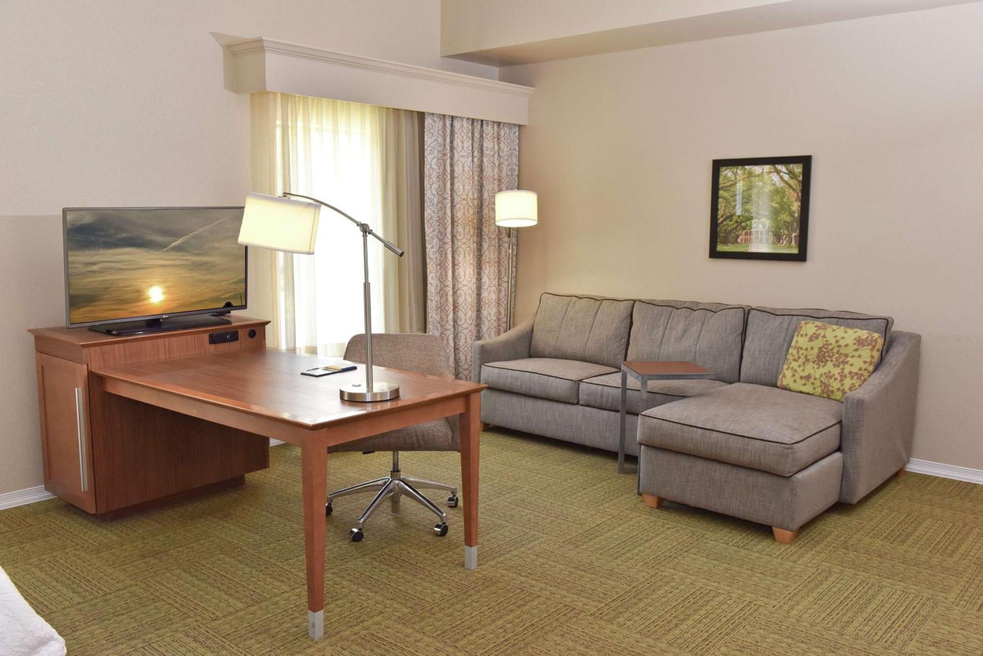 Hampton Inn & Suites Alexandria Exterior photo