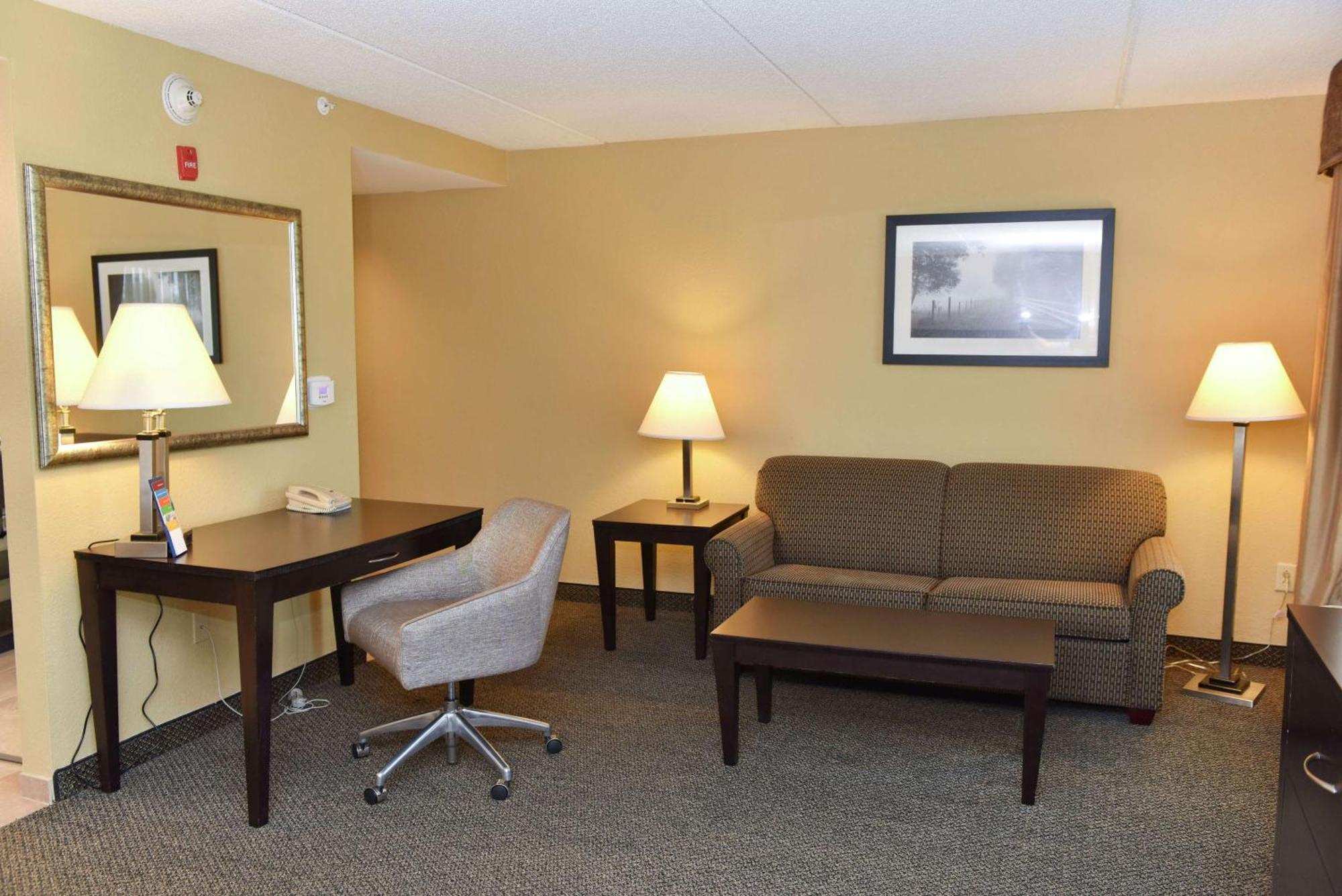 Hampton Inn & Suites Alexandria Exterior photo