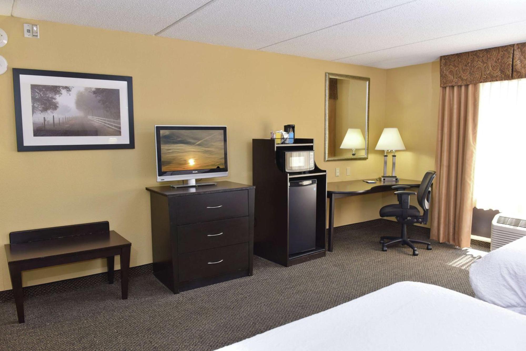 Hampton Inn & Suites Alexandria Exterior photo