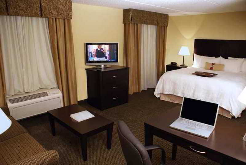 Hampton Inn & Suites Alexandria Room photo